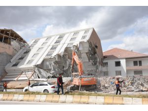 Depremde camları dahi kırılmadan yan yatan binanın yıkımına başlandı