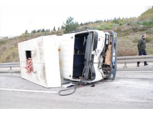 Maltepe'de devrilen kamyonetin sürücüsü yaralandı