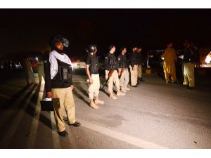 Pakistan'da polisin gözaltına almak istediği İmran Han'ın destekçileri protestolara başladı