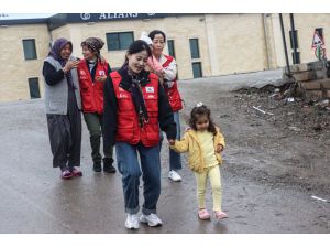 Güney Koreli gönüllüler depremzede ailelere moral ve destek veriyor