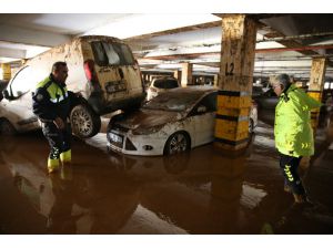 Şanlıurfa'daki selden etkilenen otoparkta su tahliyesi sürüyor