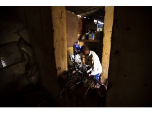 Sudanlı genç, atık malzemeleri robota dönüştürüyor