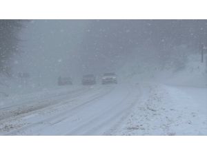Kütahya-Bursa kara yolunun Domaniç Dağı geçişinde kar etkili oluyor