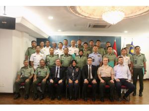 Kuala Lumpur'da Türkçe eğitimini tamamlayan Malezyalı askerlere sertifikaları verildi