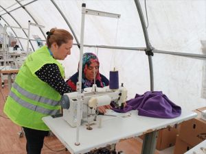Muğla'dan giden usta öğreticiler depremden etkilenen kadınlar için dikiş atölyesi kurdu