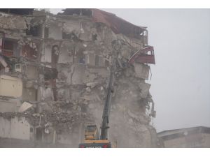 Diyarbakır'da yıkım kararı alınan yapılar yıkılıyor