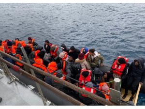 Çanakkale açıklarında lastik bottaki 40 düzensiz göçmen kurtarıldı