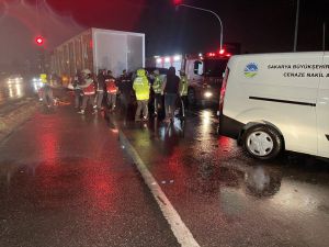 Sakarya'da konteyner yüklü tıra çarpan minibüs sürücü öldü, 2 kişi yaralandı