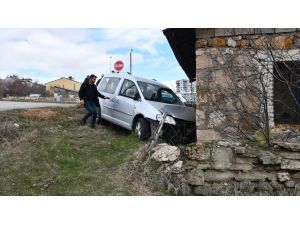 Sivas'ta evin duvarına çarpan hafif ticari araçtaki 7 kişi yaralandı