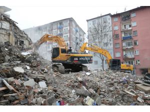 Malatya'da ağır hasarlı binaların yıkım işlemleri sürüyor
