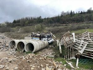 Kocaeli'de devrilen çöp kamyonundaki 2 kişi yaralandı