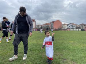 Bartın'da depremzede çocuklar Bartınspor oyuncularıyla gösteri maçı yaptı