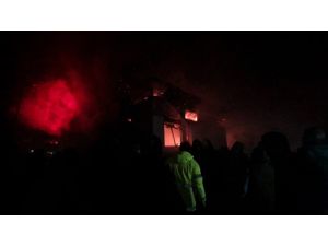 Rize'de yangın çıkan 2 katlı ev kullanılamaz hale geldi