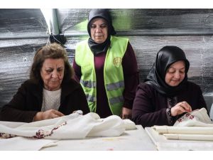 Osmaniyeli kadınlar depremin travmasını el işiyle atlatmaya çalışıyor