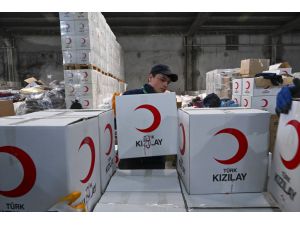 İzciler, afetzedelere yardım için marşlar eşliğinde seferber oldu