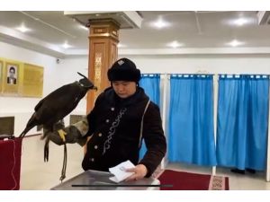 Kazak seçmen meclis seçimleri için sandık başına avda kullandığı kartalıyla gitti