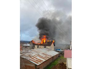 Karabük'te 2 katlı evde çıkan yangın söndürüldü