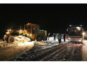 GÜNCELLEME - Kar ve tipi nedeniyle kapanan Bayburt-Erzurum kara yolu ulaşıma açıldı