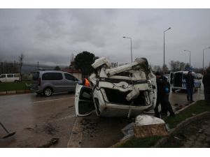 Tokat'ta hafif ticari aracın devrildiği kazada anne öldü, baba ve oğlu yaralandı