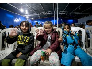 Hatay'da çadır kentlerdeki gönüllüler, çocukları gülümsetebilmek için çabalıyor
