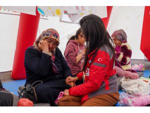 Psikologlar el işi atölyeleriyle "depremin izlerini" silmeye çalışıyor