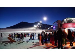 Erciyes Kayak Merkezi'nde gece kayağı devam ediyor