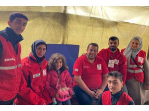 Türk Kızılay gönüllülerince 8 yaşındaki Neva'nın doğum günü çadırda kutlandı