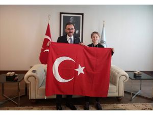 Bakan Kasapoğlu, bayrak hassasiyetiyle takdir toplayan tekvandocuyla buluştu
