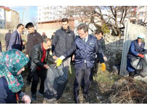 Vali Enver Ünlü cadde ve sokaklarda çöp topladı