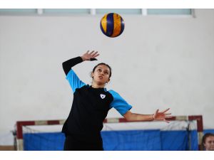 Depremzede genç voleybolcu, Türkiye Şampiyonası'na takımından ayrı hazırlanıyor
