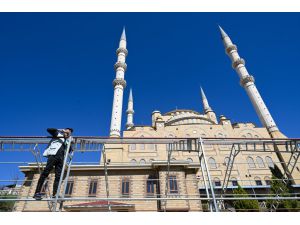 Depremde hasar gören Abdülhamit Han Camisi, cemaatini çadırlarda ağırlayacak