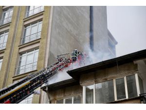 Eskişehir'de bir binanın çatısında çıkan yangın söndürüldü