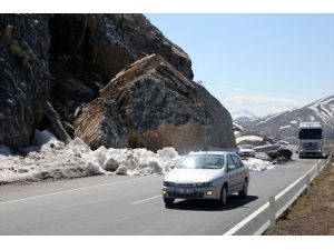 Bitlis'te dağdan kopan kaya parçaları çevre yolunda ulaşımı aksattı