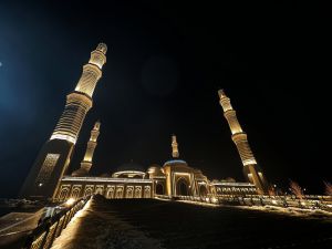 Orta Asya’nın en büyük camisinde ilk teravih namazı kılındı