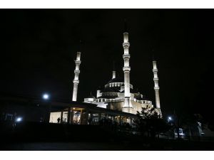 Ülke genelindeki camilerde ilk teravih namazı kılındı