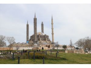 Ana kubbe güçlendirmesi tamamlanan Selimiye Camisi'nin restorasyonu sürüyor
