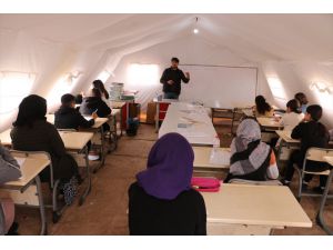 Depremzede öğretmen, çadır kentteki öğrencileri sınavlara hazırlamak için çaba harcıyor
