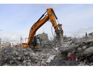 Adıyaman'da enkaz kaldırma ve hasarlı binaların yıkım çalışmaları sürüyor