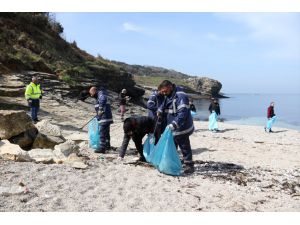 Kocaeli'deki Sardala Koyu'nda deniz çöpleri ayrıştırılıp kayıt altına alındı