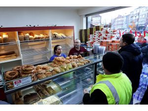 Brüksel'deki fırının Türk işletmecileri ramazanın ilk günündeki gelirlerini depremzedelere bağışladı