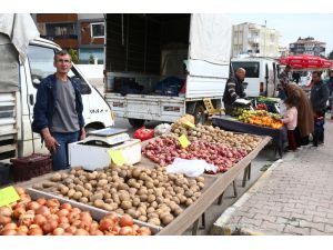Depremin vurduğu Adıyaman'da pazar esnafı yeniden tezgah açtı
