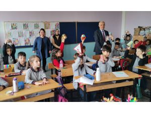 Amasya'da ilkokul öğrencileri kumbaralarındaki parayı depremzedelere bağışladı