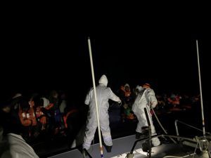 Çanakkale açıklarında lastik bottaki 47 düzensiz göçmen kurtarıldı