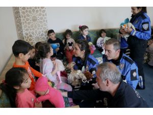 Burdur'da polisler, depremzede çocuklara oyuncak dağıttı