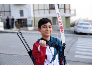 Depremzede 10 yaşındaki Süleyman, Mete Gazoz gibi başarılı bir okçu olmak istiyor