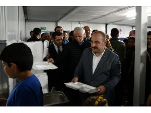 Sanayi ve Teknoloji Bakanı Varank, İslahiye'de depremzedelerle iftar yaptı