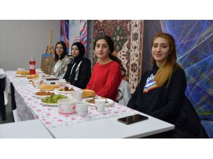 Sivas'ta gençlik merkezi çalışanları depremzede gençler için iftar programı düzenledi