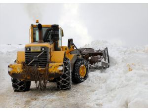 Van'da ekipler sınır hattındaki karla mücadele çalışmalarını sürdürüyor