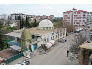 Adıyaman'da depremde minaresi yıkılan camide ezan sesi susmadı