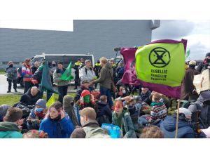 Hollanda'da çevreciler, Eindhoven Havalimanı'nda gösteri düzenledi